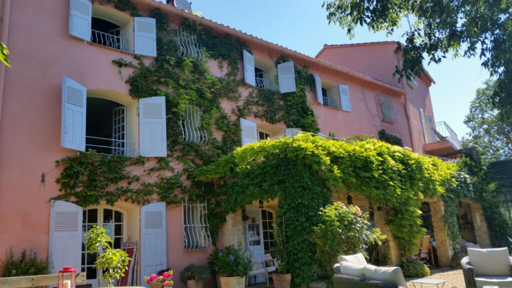 Vue devant la maison La Bastide Notre Dame chambres d'hôtes de qualité ENTRECASTEAUX Var Provence