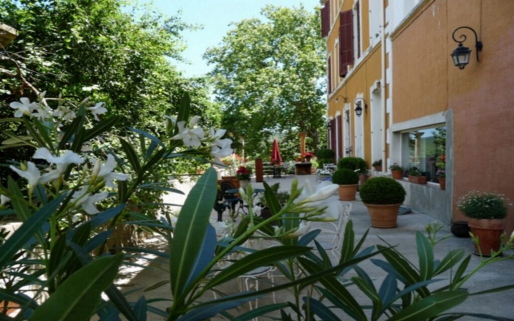 Exterieure à l'arrière de la maison Domaine-Saint-Dominique chambres d'hôtes de qualité SEILLONS SOURCE D'ARGENS Var Provence